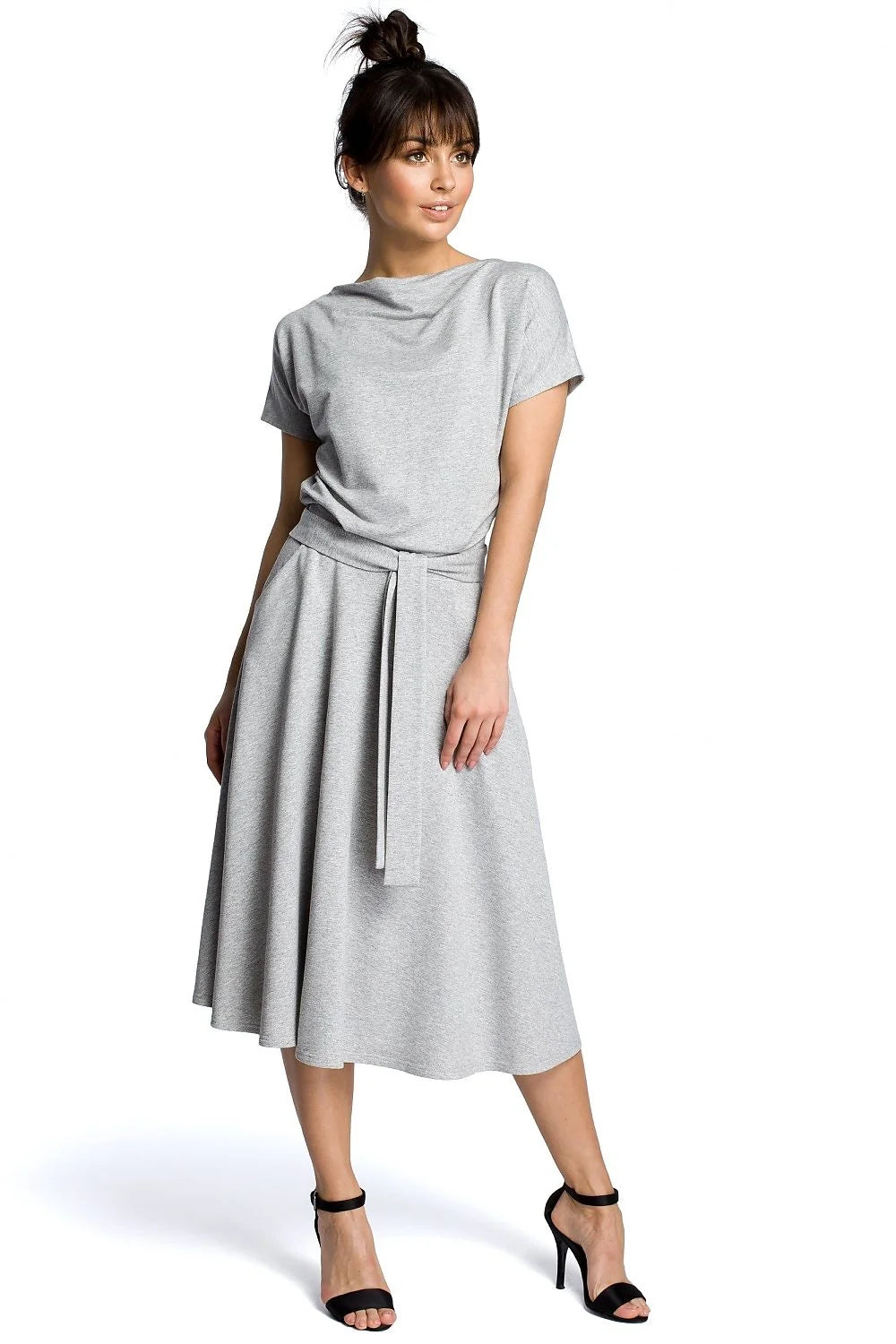 Robe élégante en tissu léger noir chic décontracté manches courtes ceinture taille silhouette féminine moderne