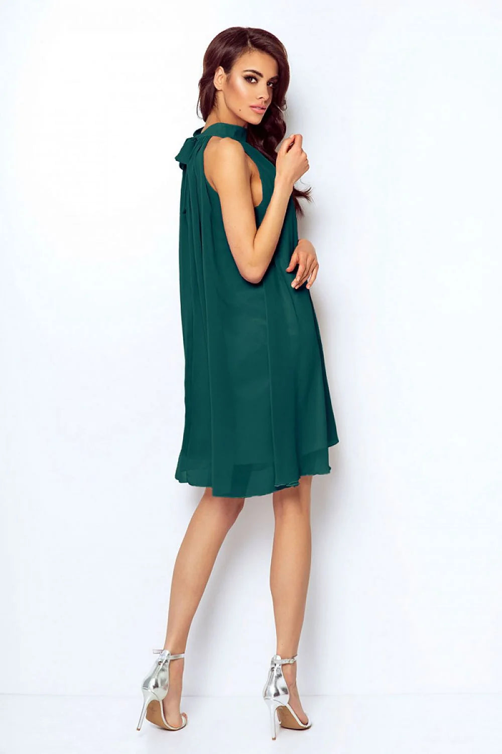 Robe élégante en tissu léger vert émeraude, chic, moderne, idéale pour soirées et événements spéciaux