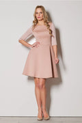 Robe élégante matelassée rose poudré cintrée à la taille manches trois-quarts col rond classique