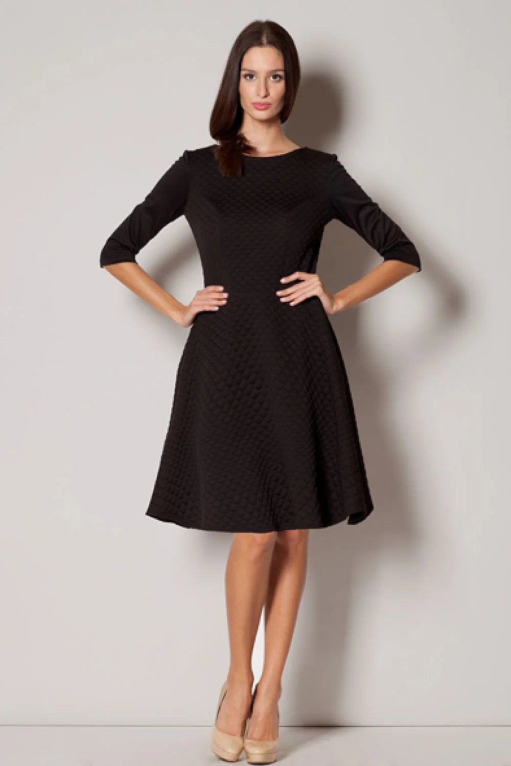 Robe élégante matelassée rose poudré cintrée à la taille manches trois-quarts col rond classique