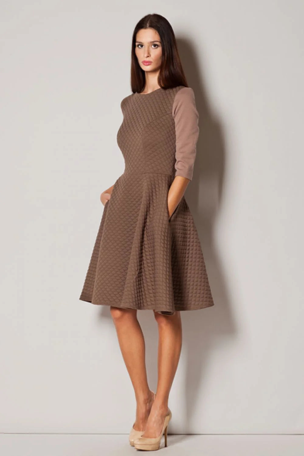 Robe élégante matelassée rose poudré cintrée à la taille manches trois-quarts col rond classique