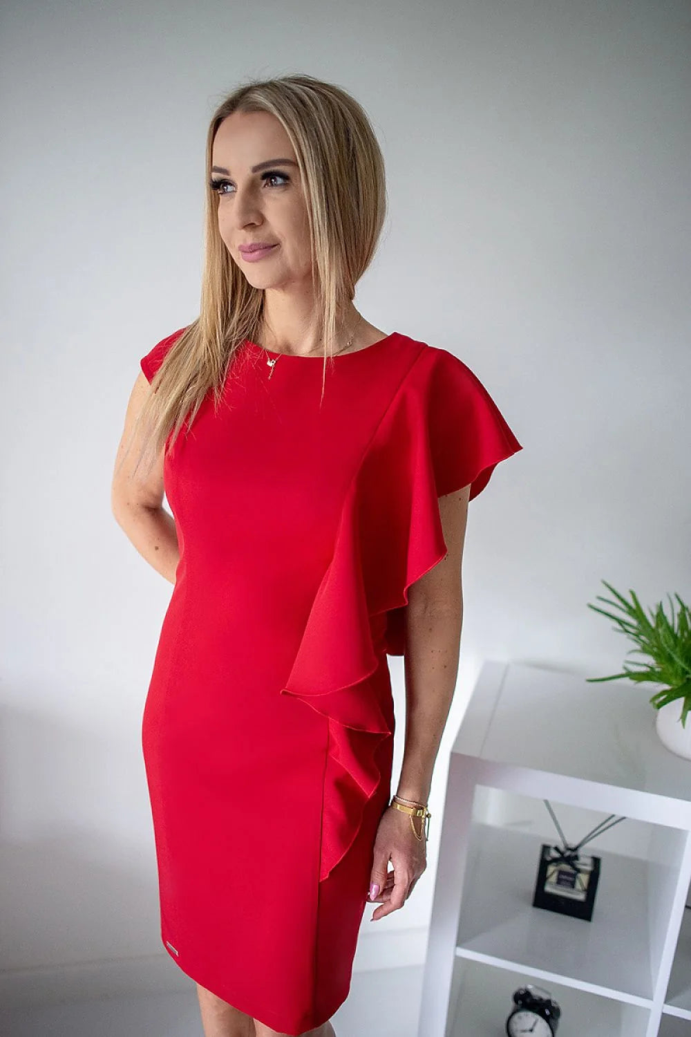 Robe élégante rouge textile synthétique moderne volants asymétriques soirée femme coupe ajustée élégante