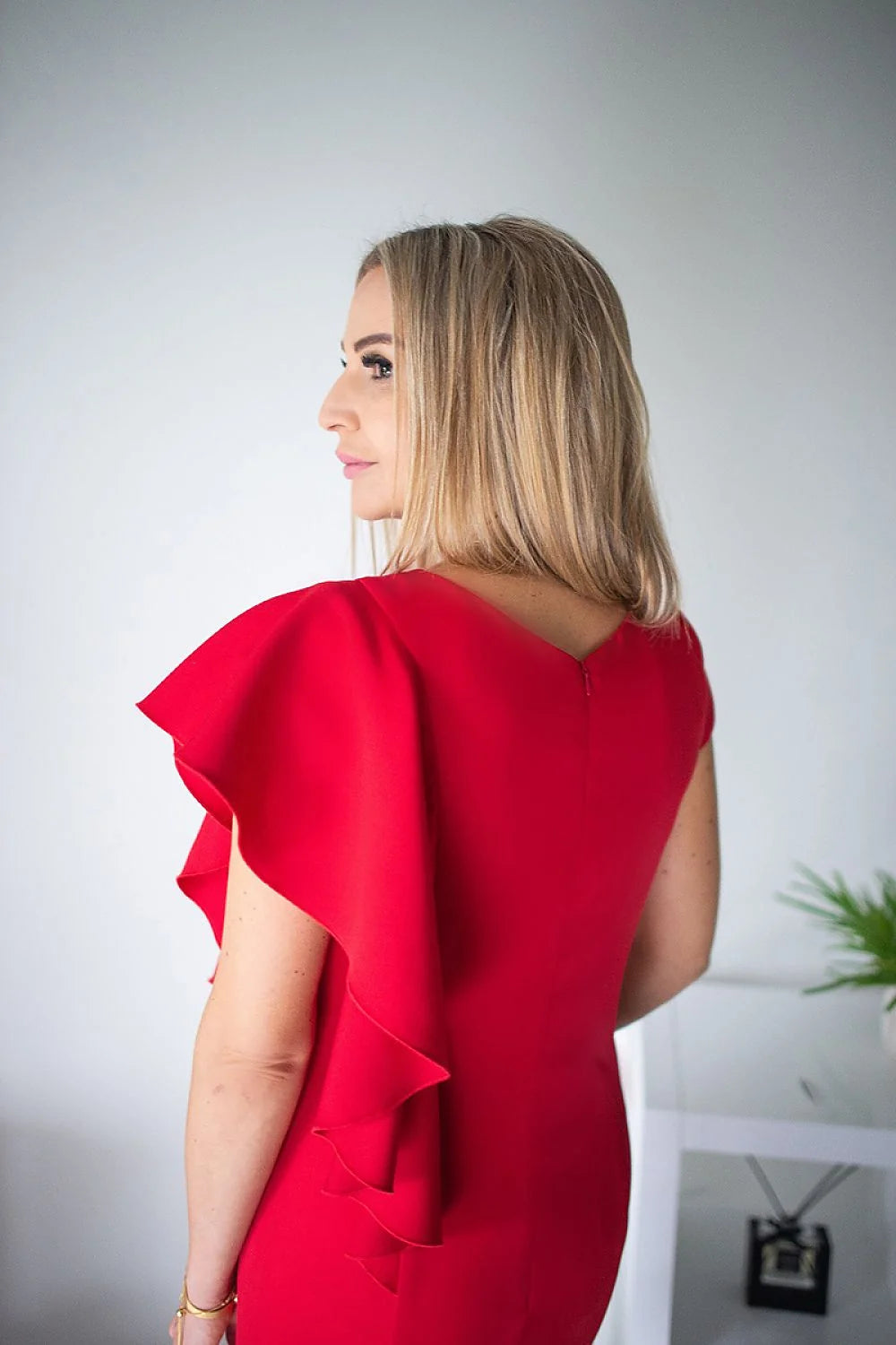 Robe élégante rouge textile synthétique moderne volants asymétriques soirée femme coupe ajustée élégante