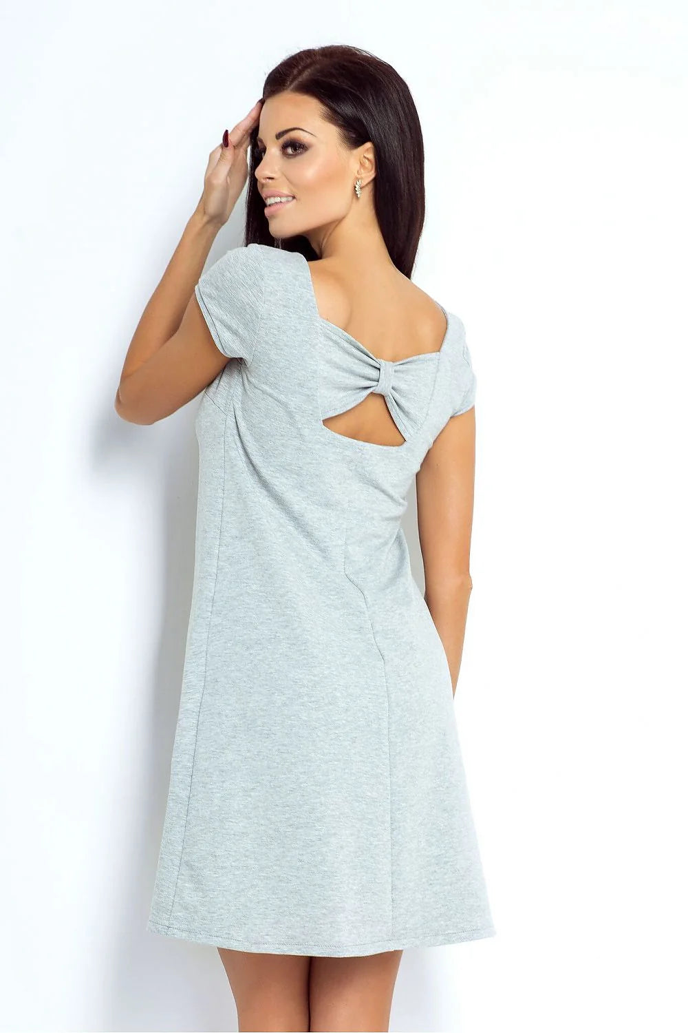 Robe en coton gris manches courtes silhouette ajustée confort décontracté pour femme élégante quotidienne