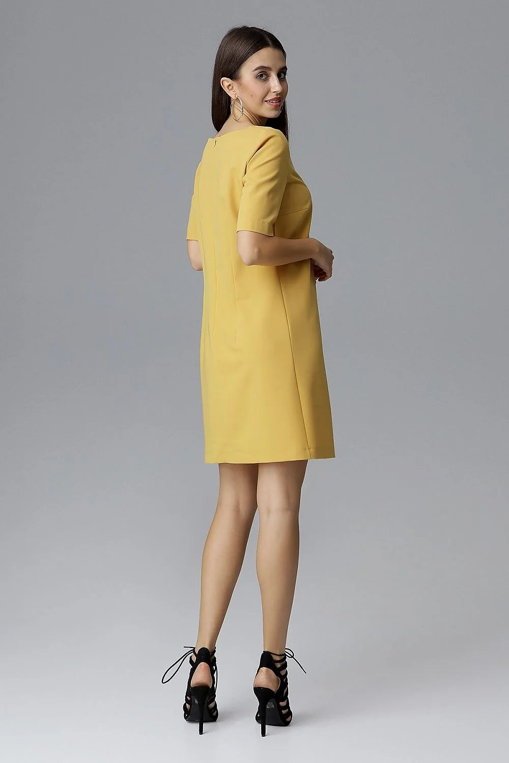 Robe en coton jaune moderne élégante à manches courtes pour femme avec découpe col chic