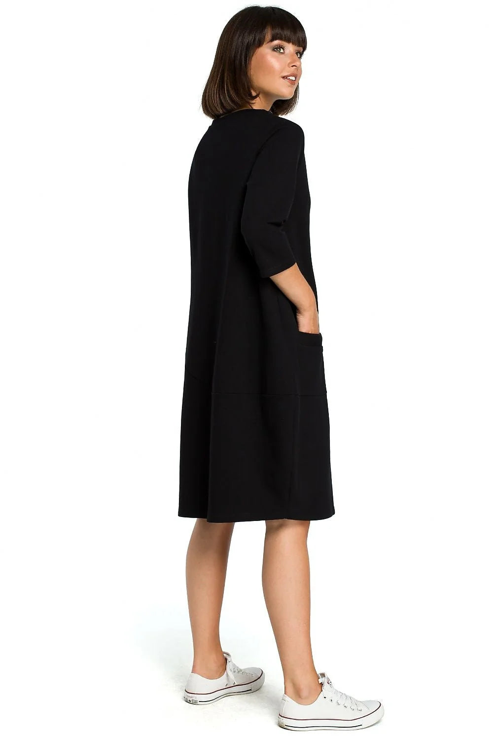 Robe en coton noir décontractée et élégante pour un confort quotidien et style moderne chic