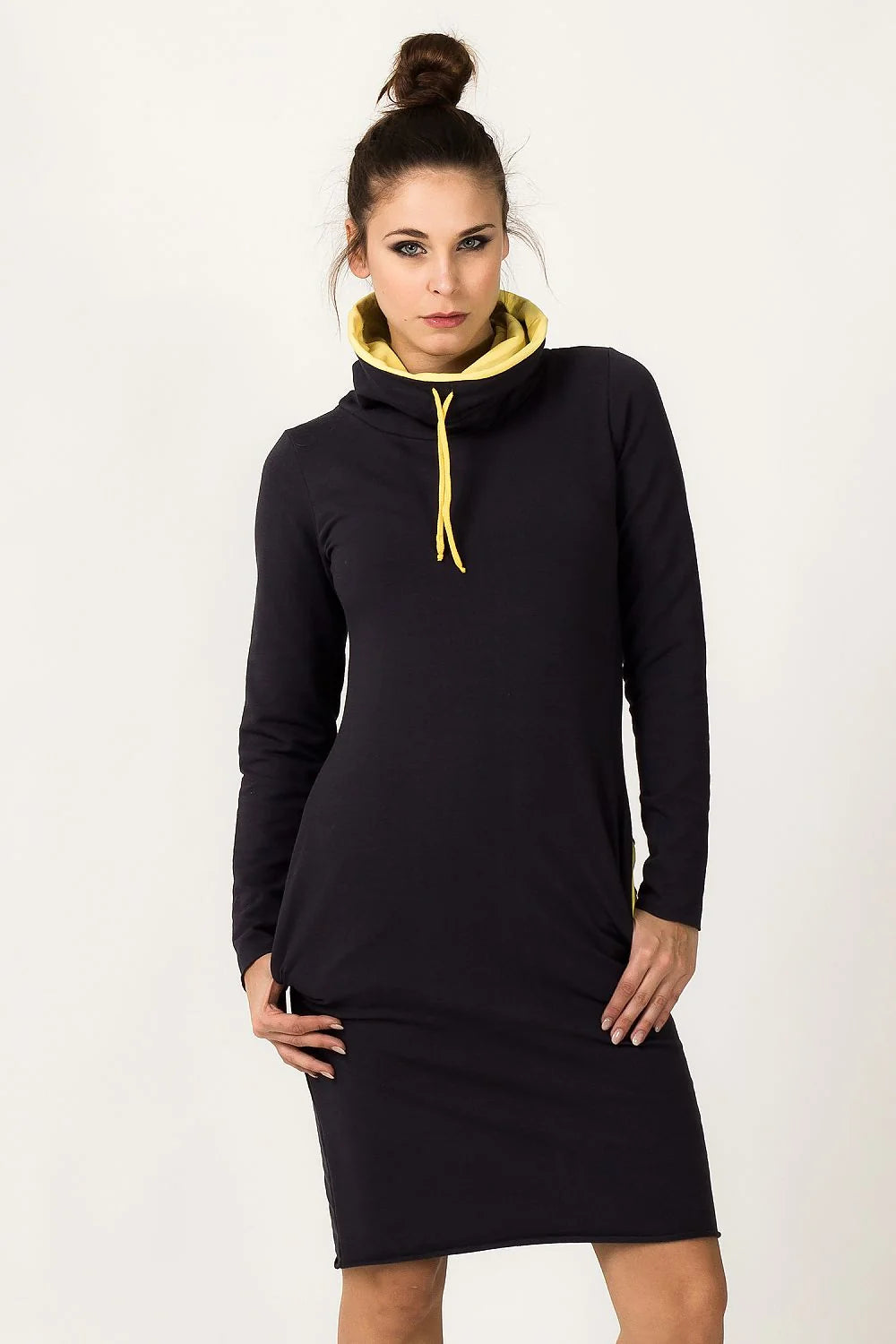 Robe en coton noir sportive élégante avec capuchon jaune pour un style décontracté moderne
