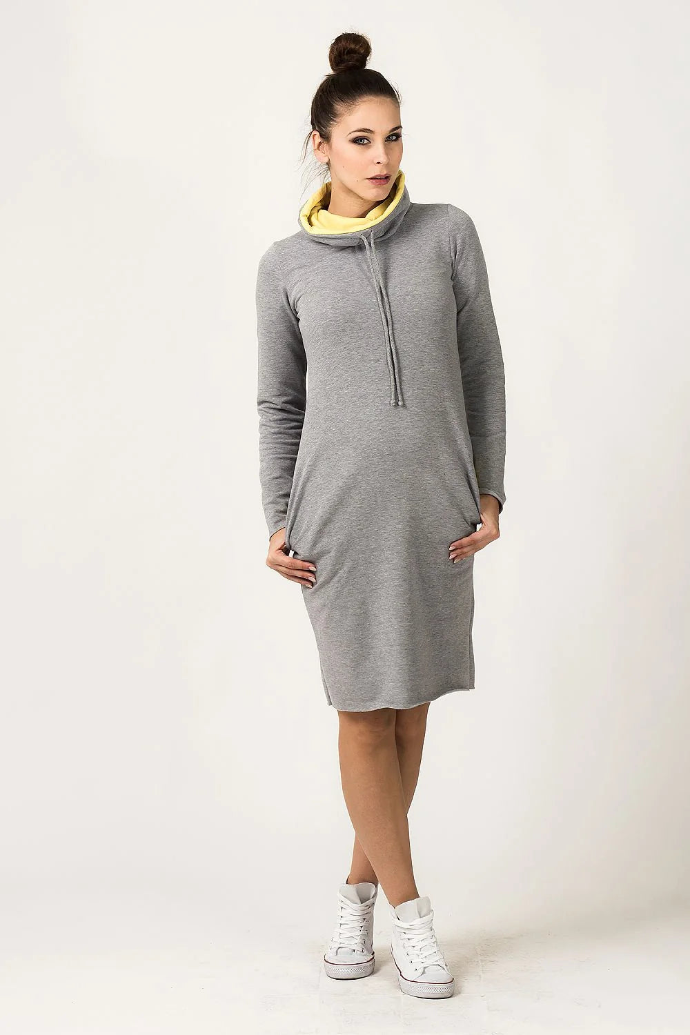Robe en coton noir sportive élégante avec capuchon jaune pour un style décontracté moderne