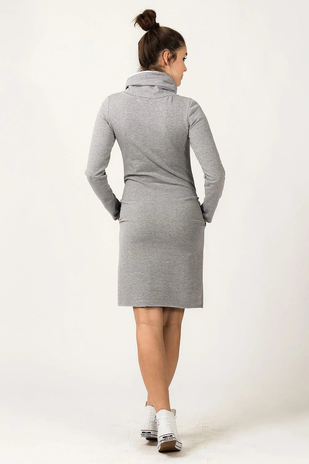 Robe en coton noir sportive élégante avec capuchon jaune pour un style décontracté moderne