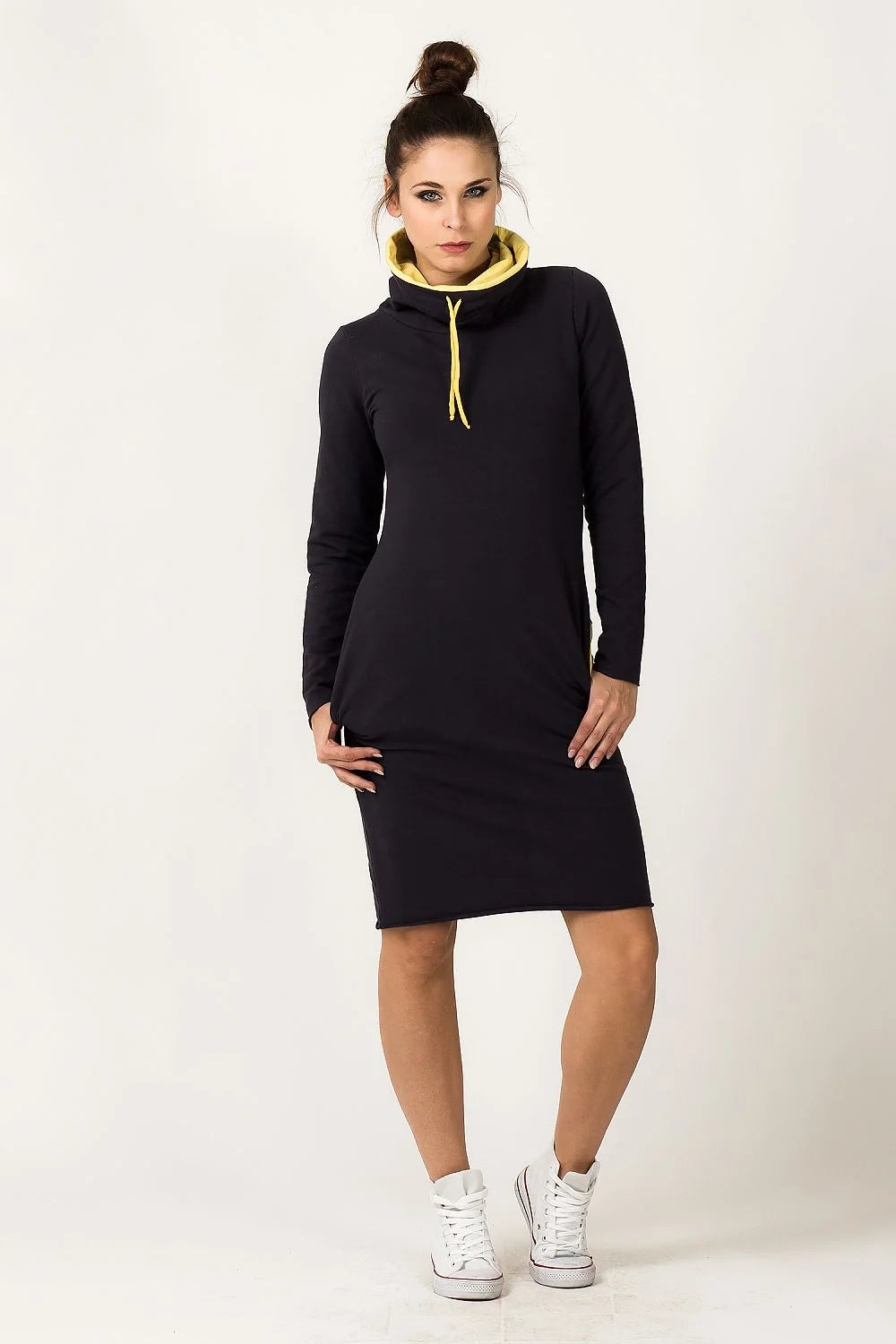 Robe en coton noir sportive élégante avec capuchon jaune pour un style décontracté moderne