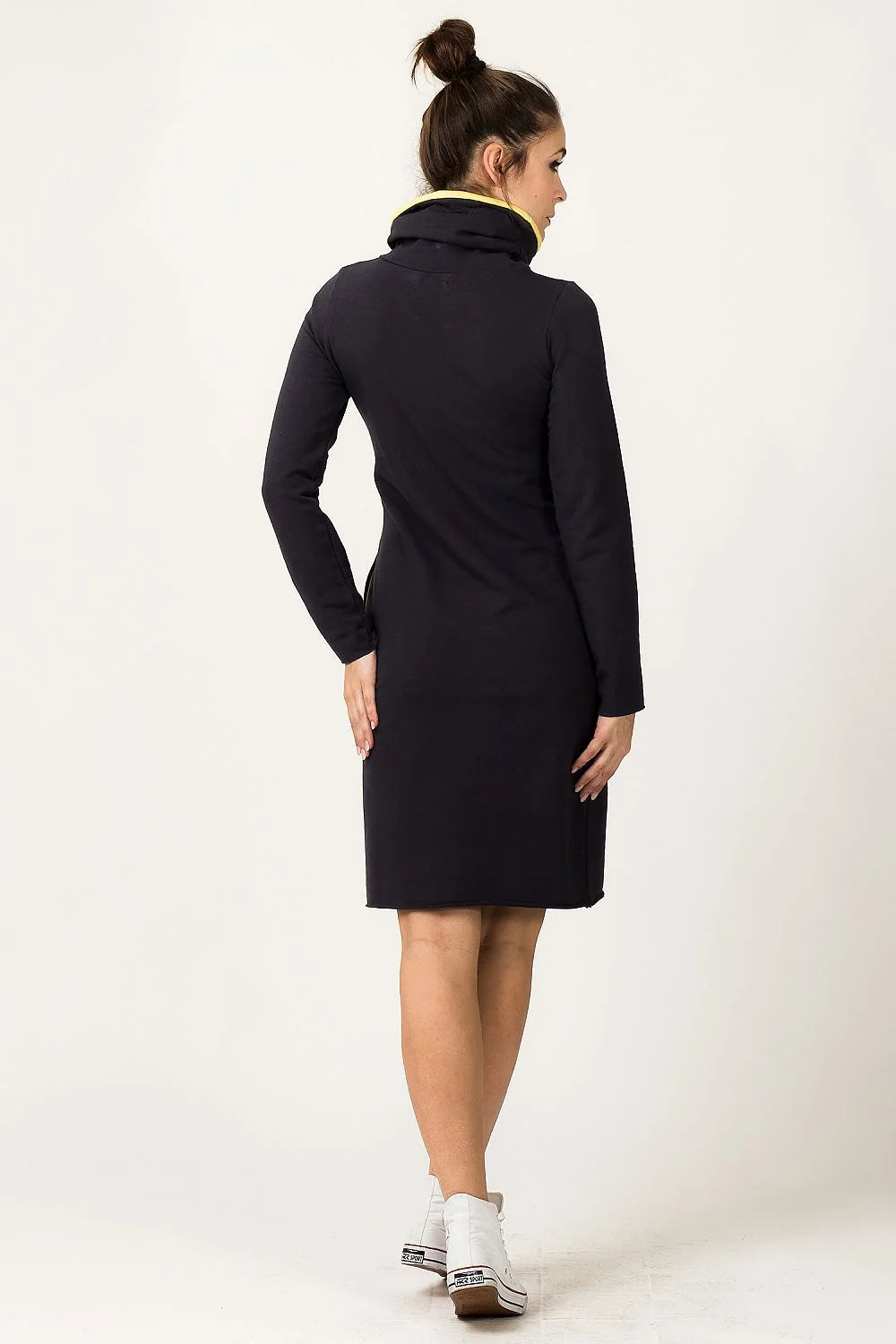 Robe en coton noir sportive élégante avec capuchon jaune pour un style décontracté moderne