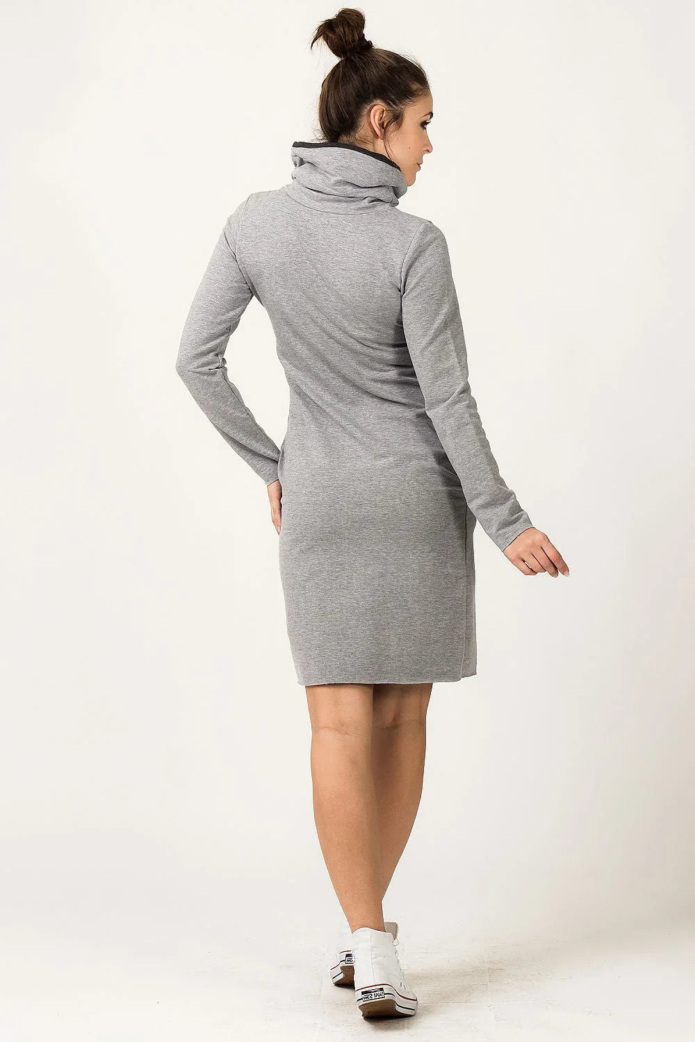 Robe en coton noir sportive élégante avec capuchon jaune pour un style décontracté moderne