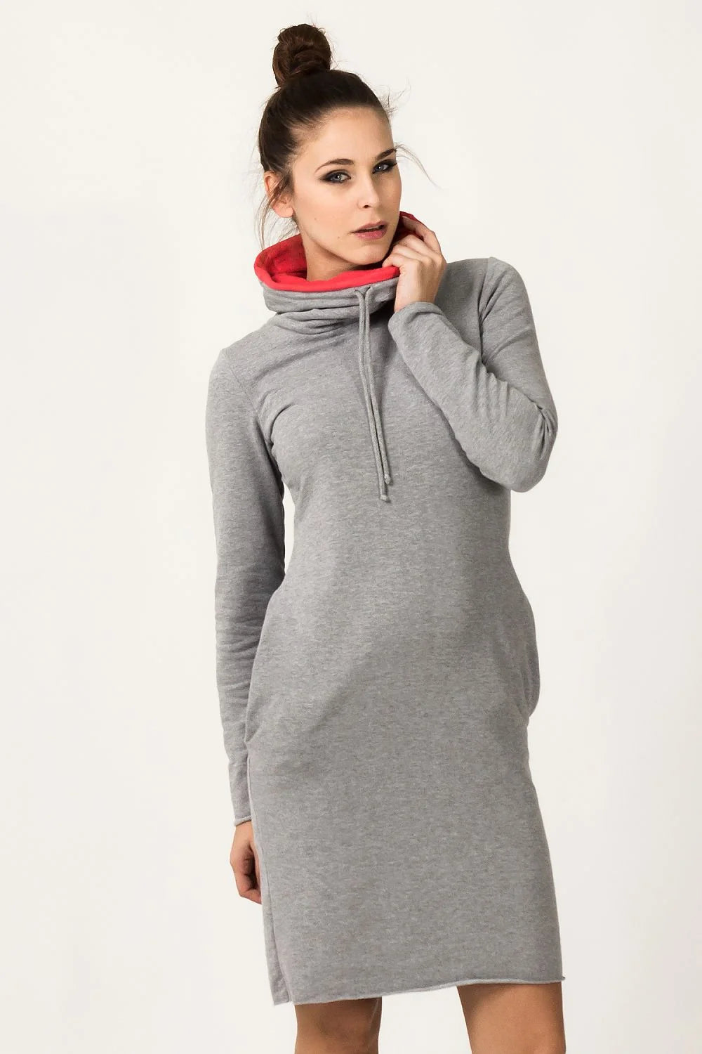 Robe en coton noir sportive élégante avec capuchon jaune pour un style décontracté moderne