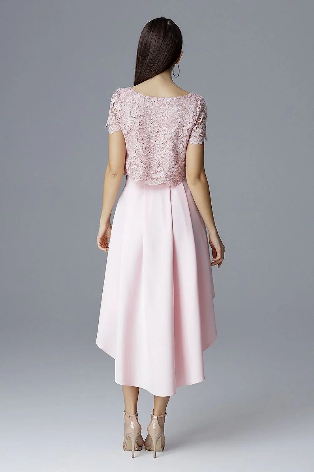 Robe en dentelle rose pâle romantique avec jupe asymétrique élégante pour soirées féminines spéciales