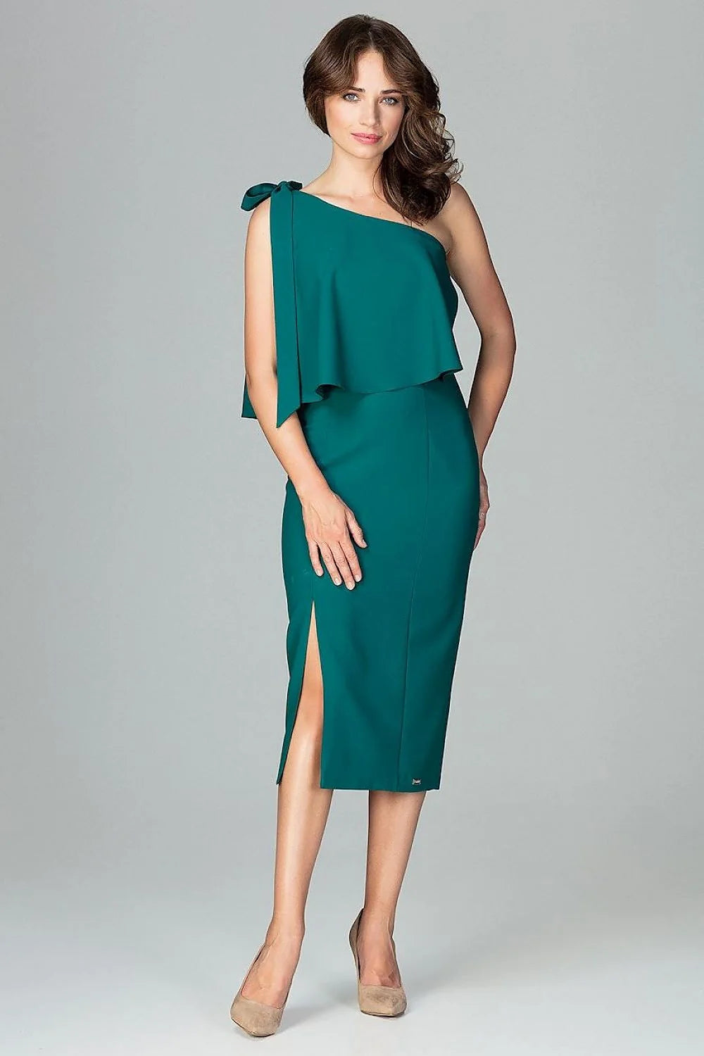 Robe en tissu lisse élégante asymétrique verte émeraude pour soirée tendance avec fente ajustée