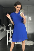 Robe évasée en mousseline élégante avec col perlé bleu vif pour soirées chics femme moderne