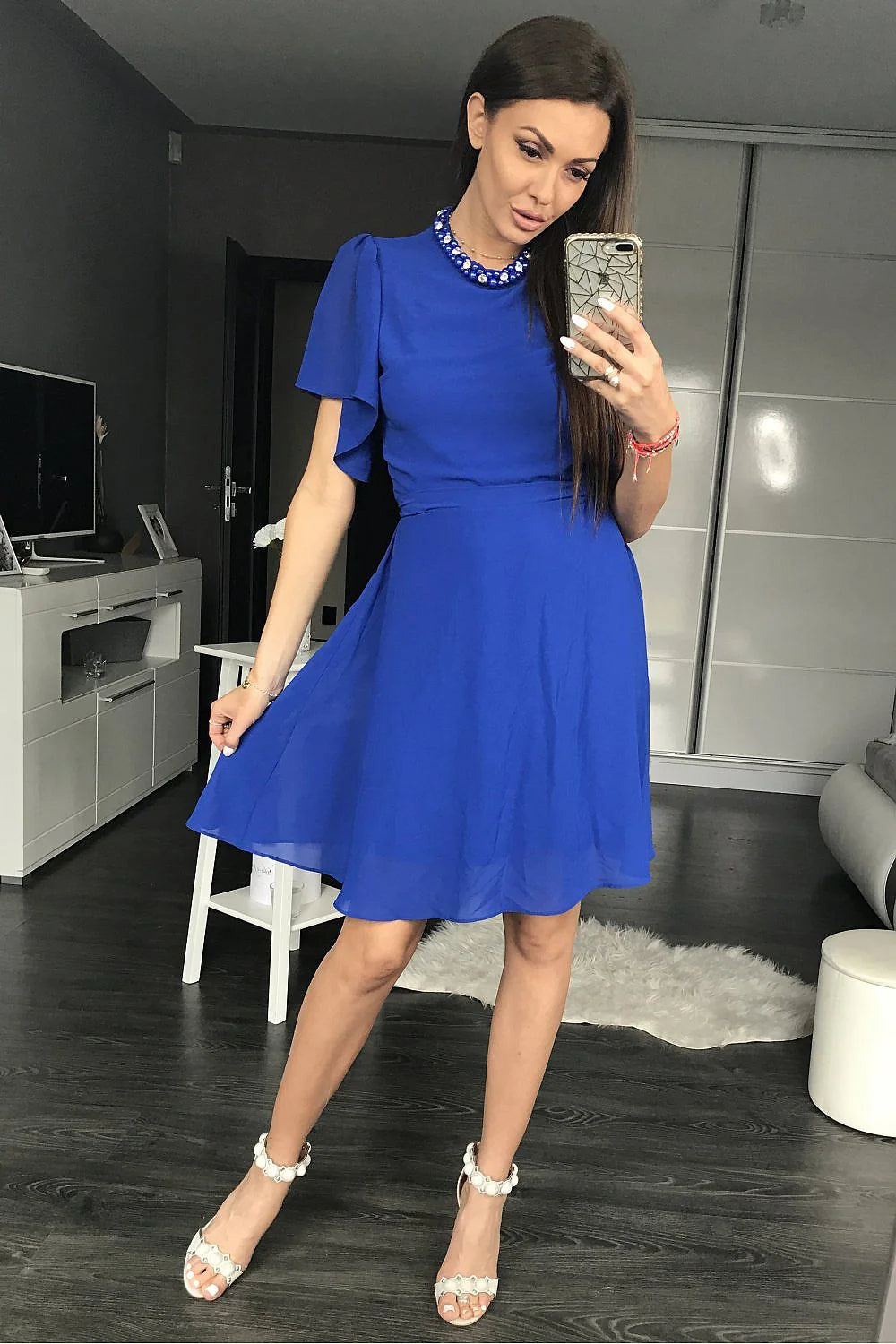 Robe évasée en mousseline élégante avec col perlé bleu vif pour soirées chics femme moderne