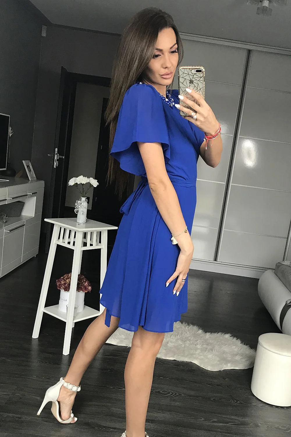 Robe évasée en mousseline élégante avec col perlé bleu vif pour soirées chics femme moderne