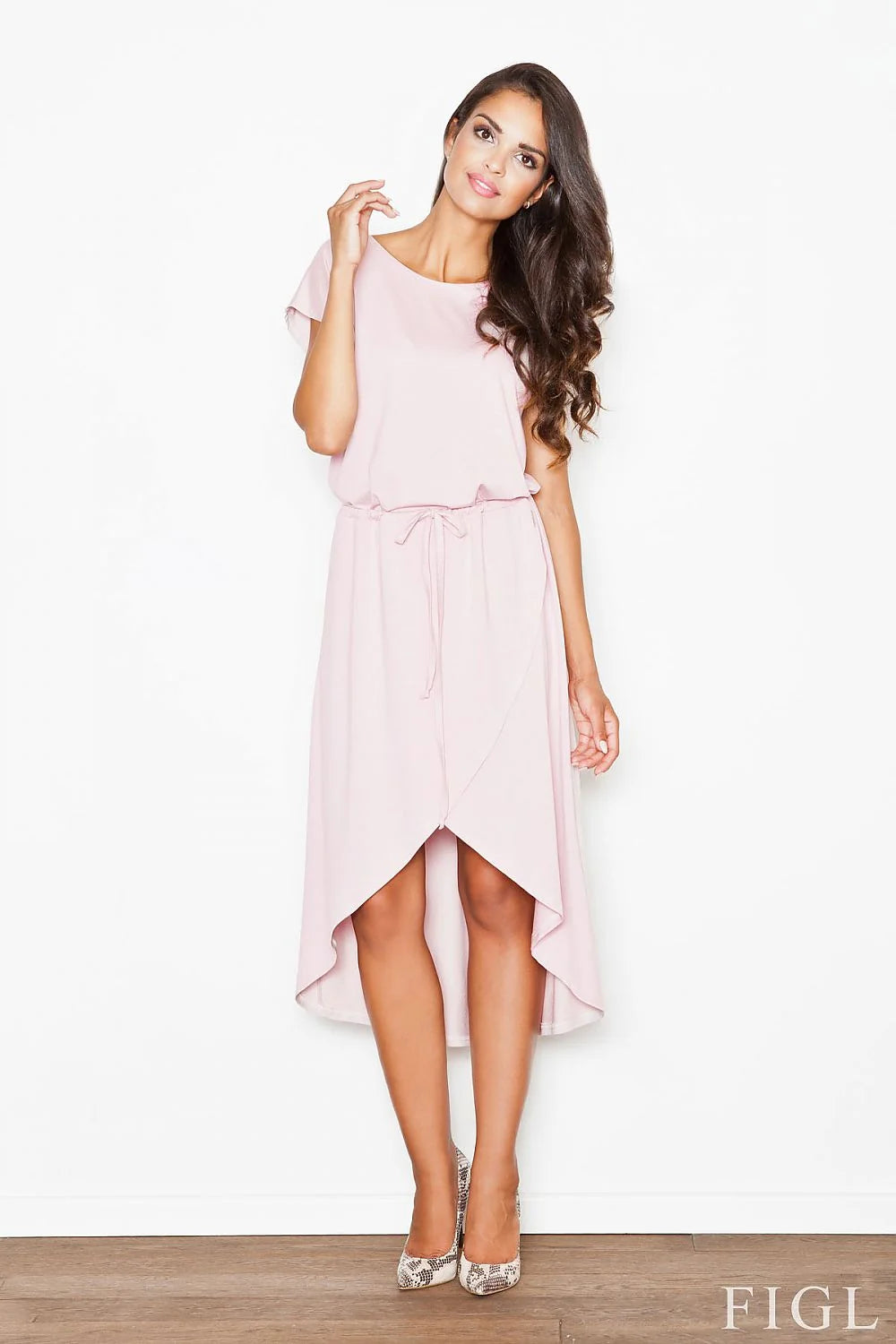 Robe fluide légère élégante rose pâle pour femmes modernes avec ceinture nouer silhouette asymétrique