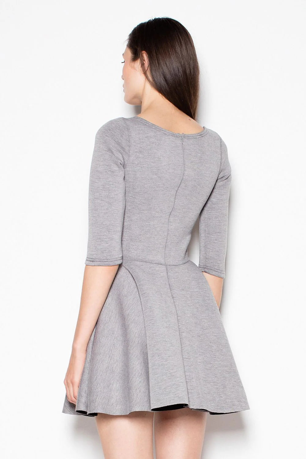 Robe grise en coton élégante minimaliste pour femmes modernes avec manches trois-quarts et encolure ronde