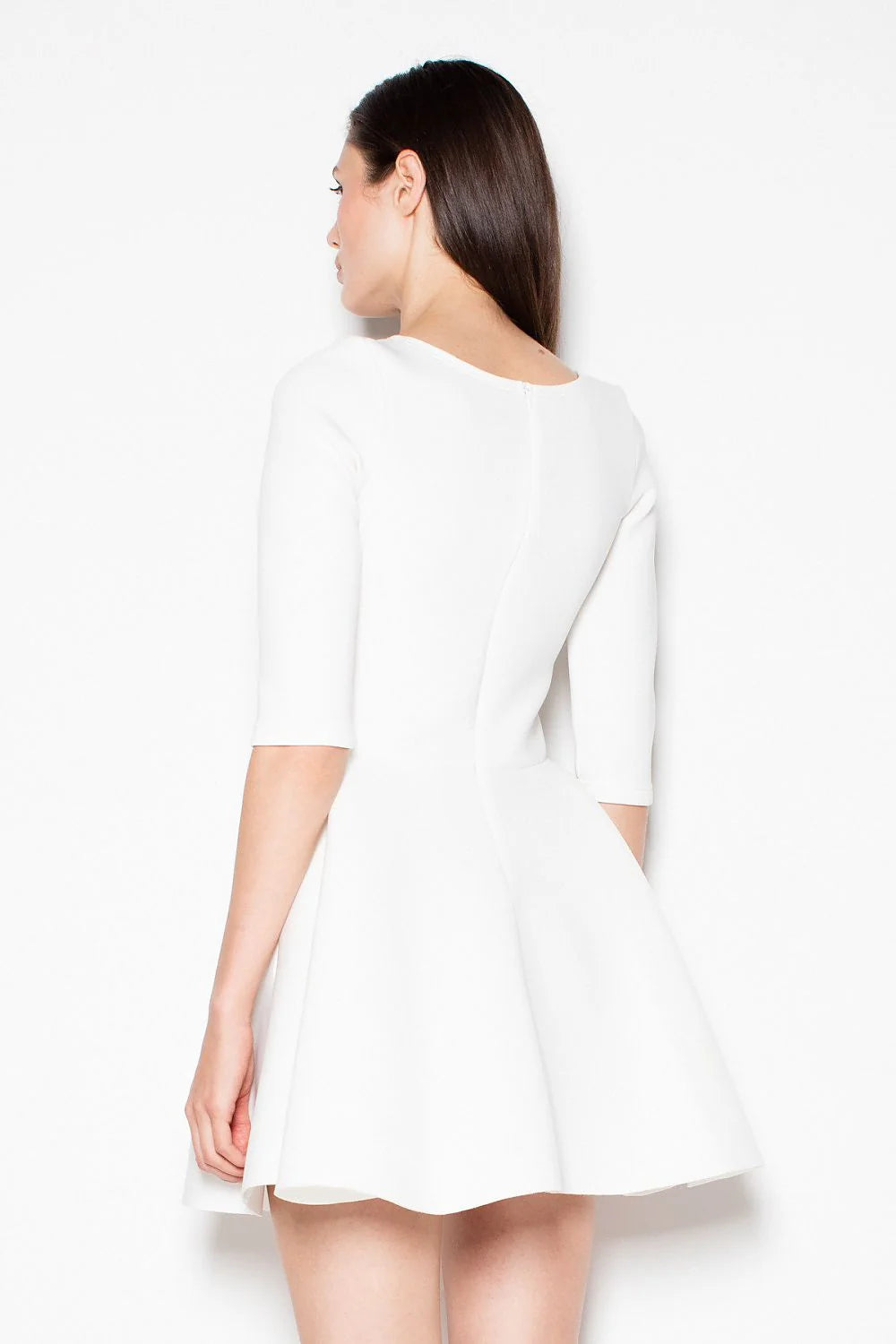 Robe grise en coton élégante minimaliste pour femmes modernes avec manches trois-quarts et encolure ronde