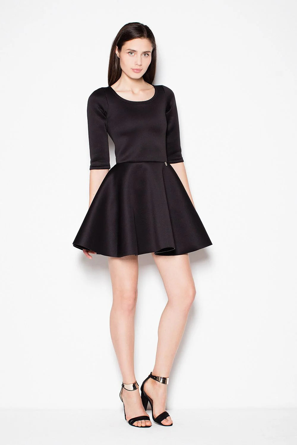 Robe grise en coton élégante minimaliste pour femmes modernes avec manches trois-quarts et encolure ronde
