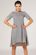 Robe grise en jersey décontractée élégante et confortable manches courtes évasée parfaite pour sorties casual