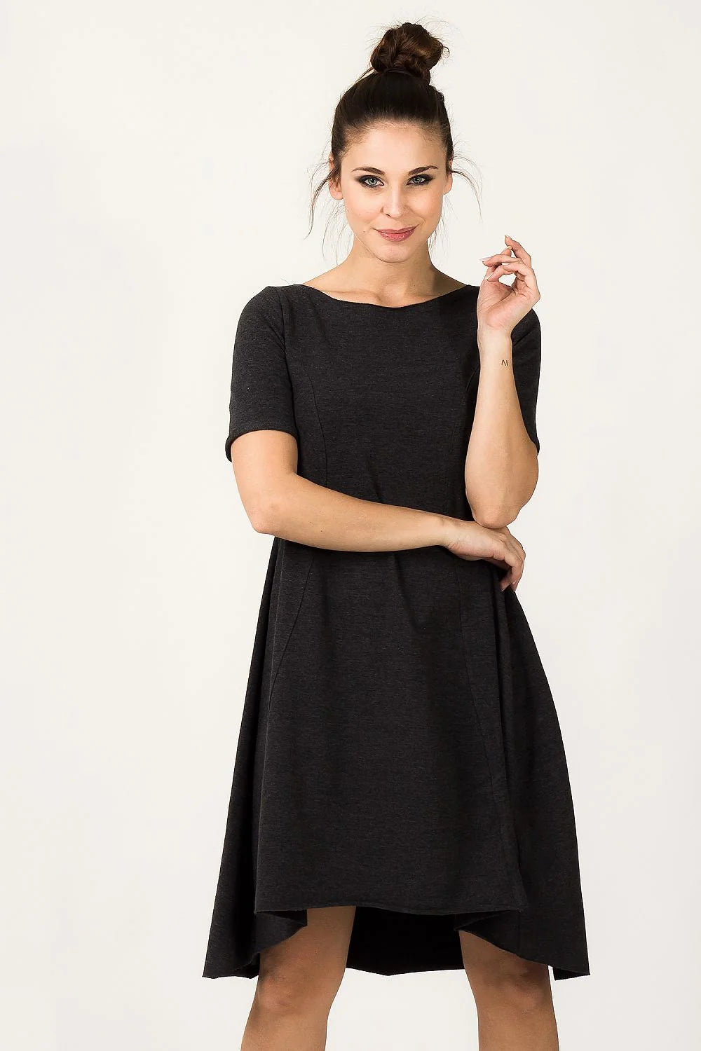 Robe grise en jersey décontractée élégante et confortable manches courtes évasée parfaite pour sorties casual