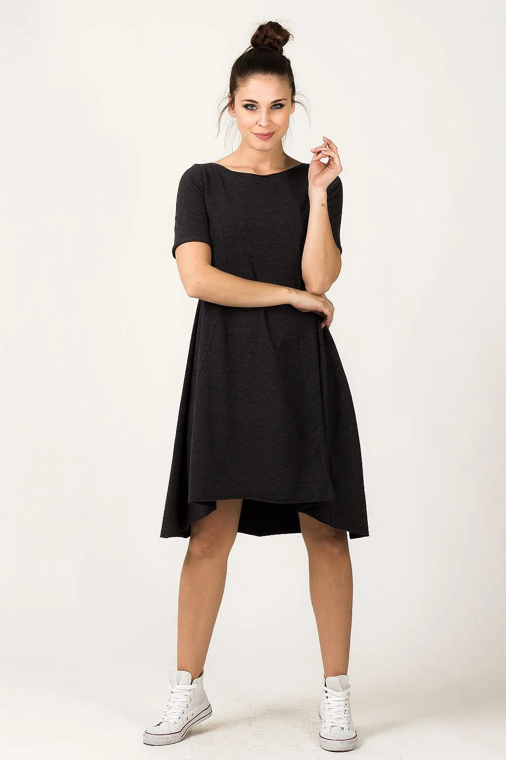 Robe grise en jersey décontractée élégante et confortable manches courtes évasée parfaite pour sorties casual
