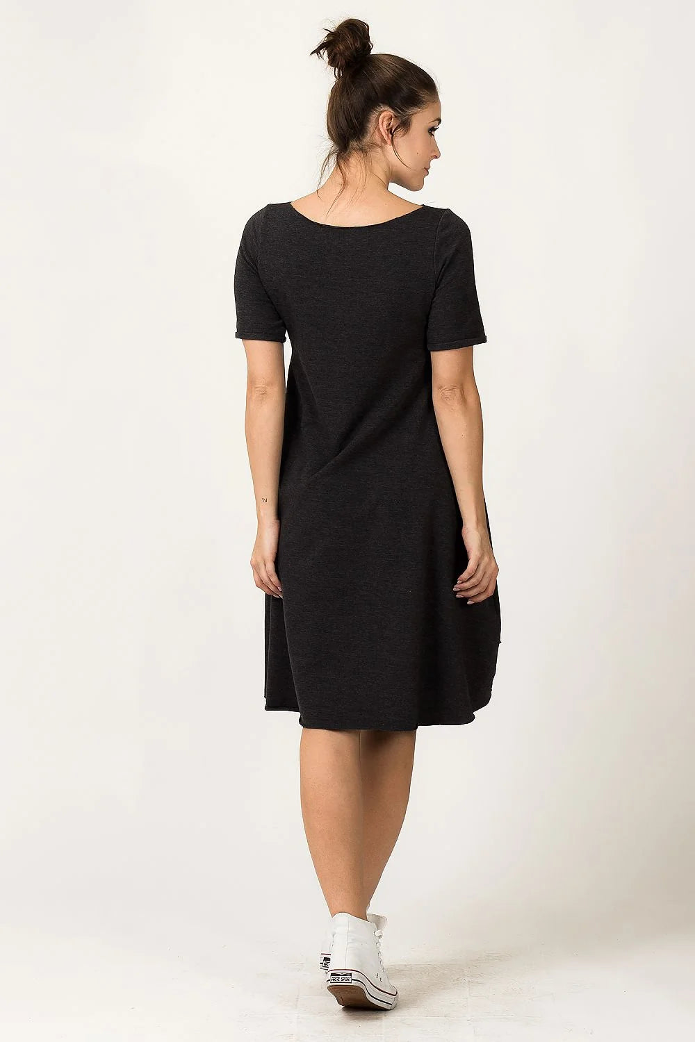Robe grise en jersey décontractée élégante et confortable manches courtes évasée parfaite pour sorties casual