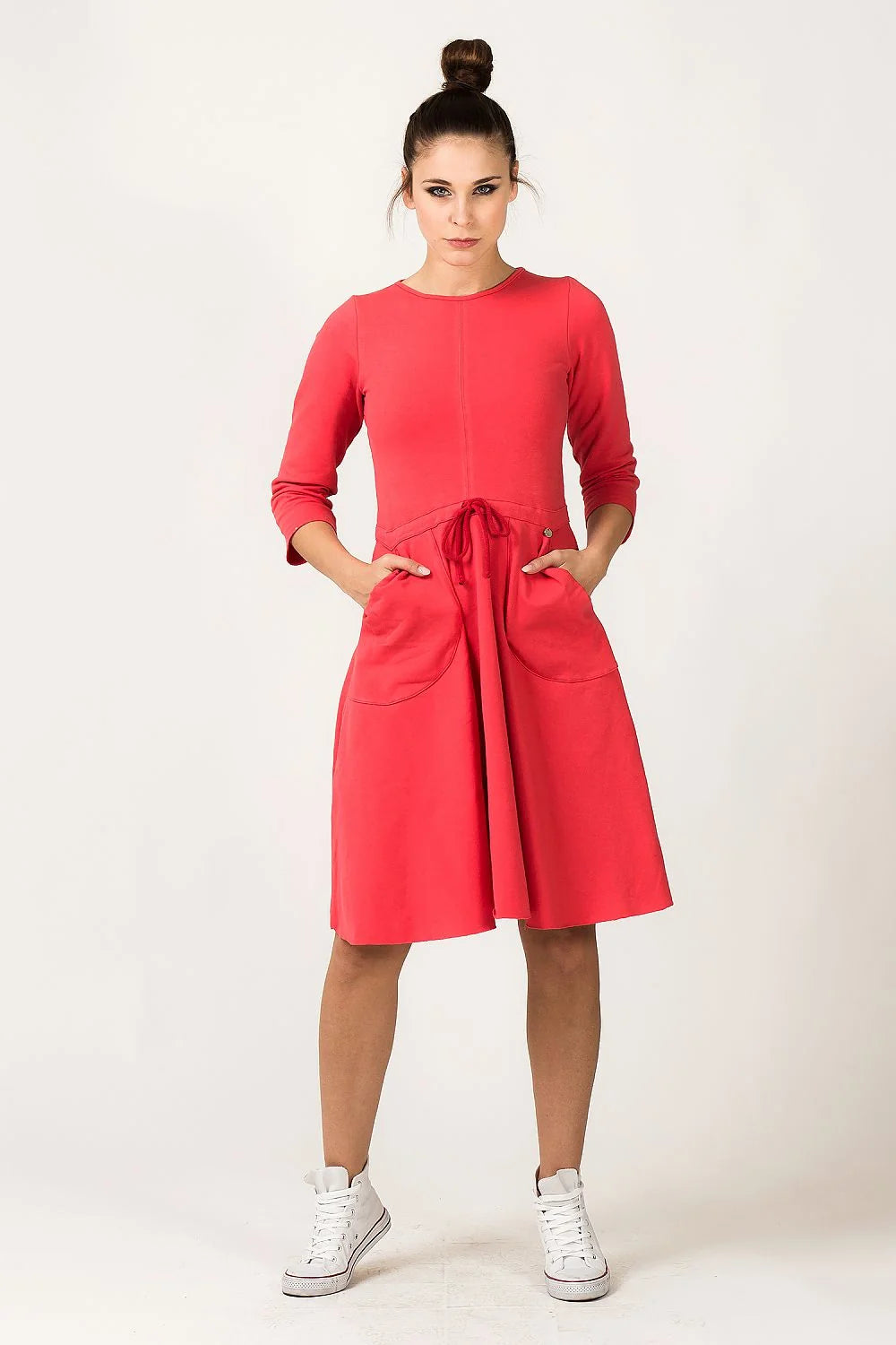 Robe grise en jersey décontractée élégante et confortable manches courtes évasée parfaite pour sorties casual