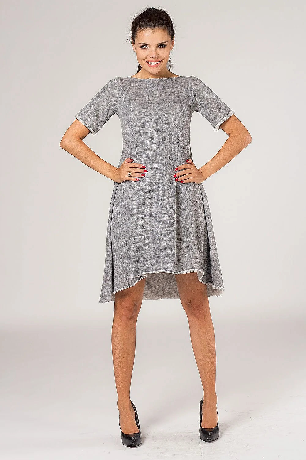 Robe grise en jersey décontractée élégante et confortable manches courtes évasée parfaite pour sorties casual
