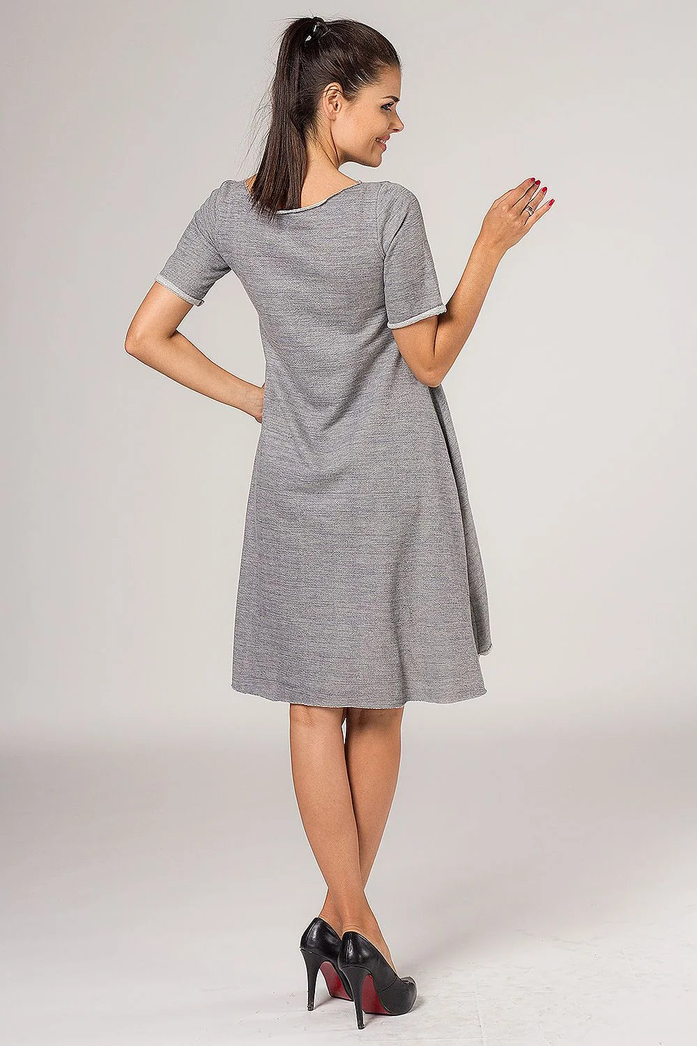 Robe grise en jersey décontractée élégante et confortable manches courtes évasée parfaite pour sorties casual