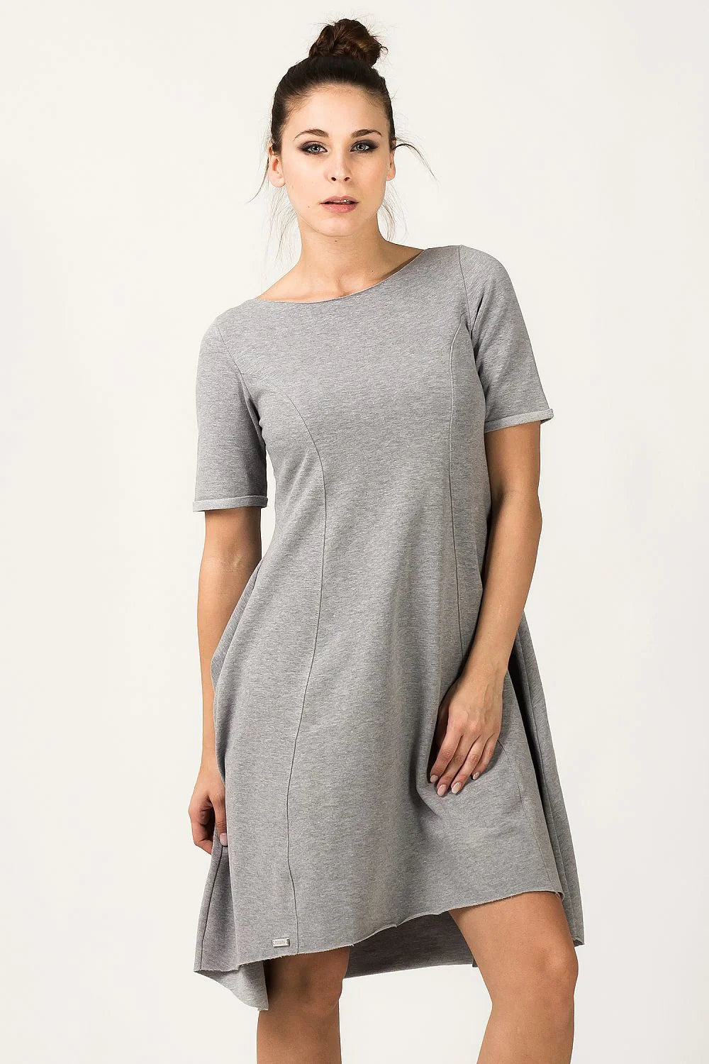 Robe grise en jersey décontractée élégante et confortable manches courtes évasée parfaite pour sorties casual