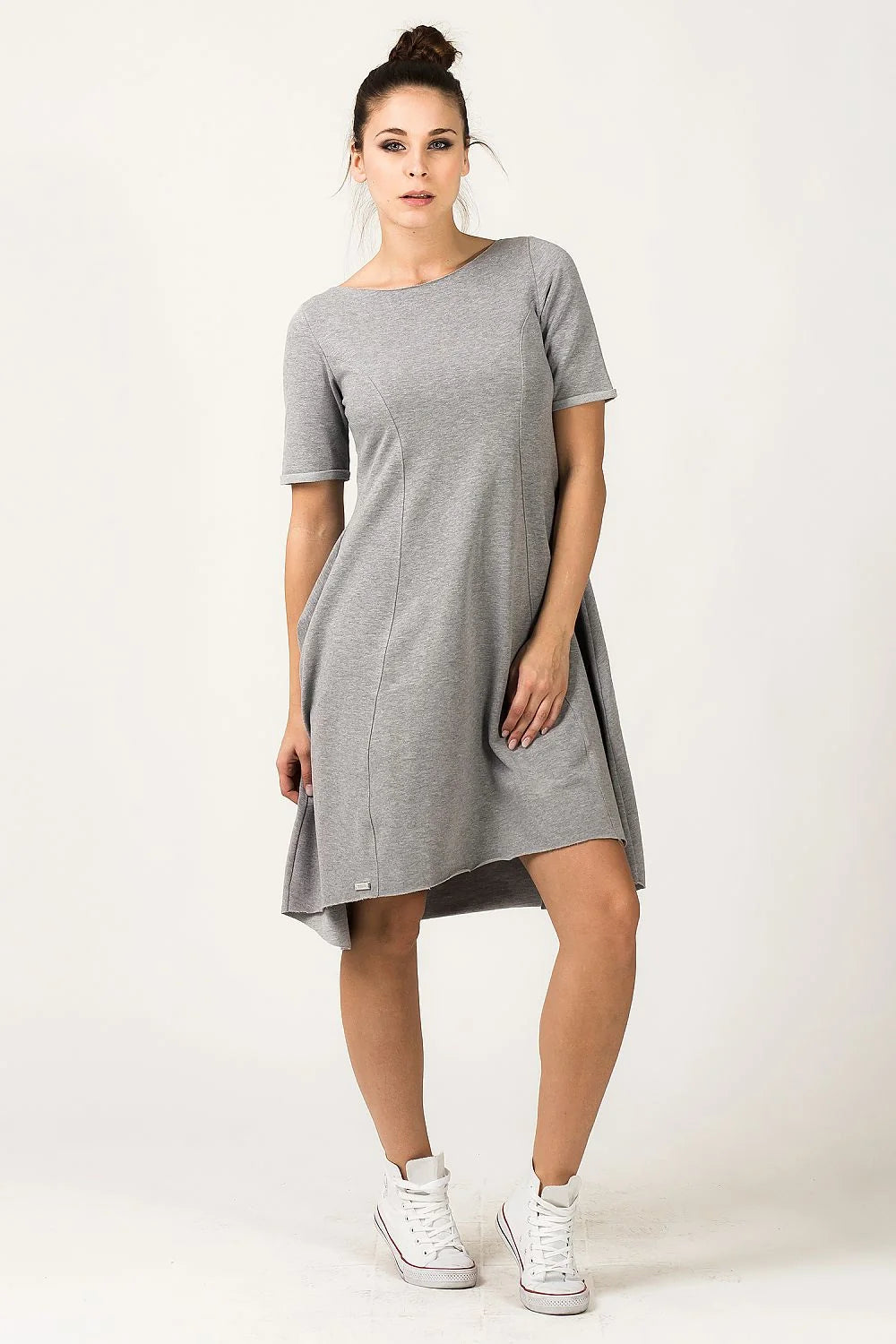 Robe grise en jersey décontractée élégante et confortable manches courtes évasée parfaite pour sorties casual