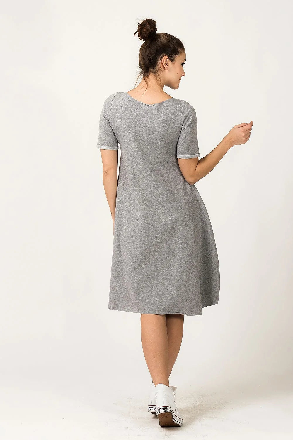 Robe grise en jersey décontractée élégante et confortable manches courtes évasée parfaite pour sorties casual