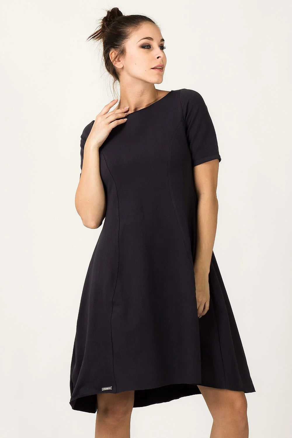 Robe grise en jersey décontractée élégante et confortable manches courtes évasée parfaite pour sorties casual