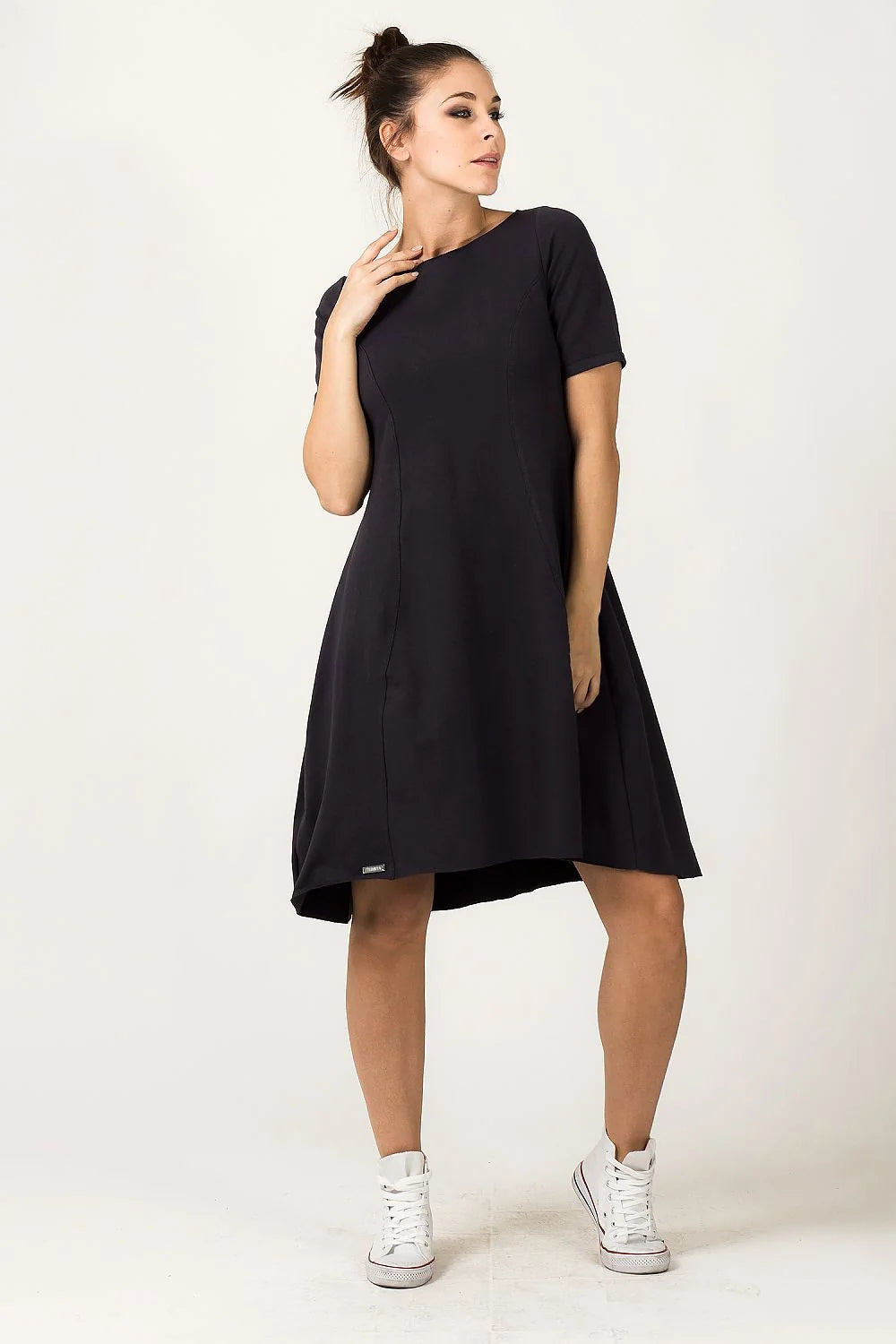 Robe grise en jersey décontractée élégante et confortable manches courtes évasée parfaite pour sorties casual