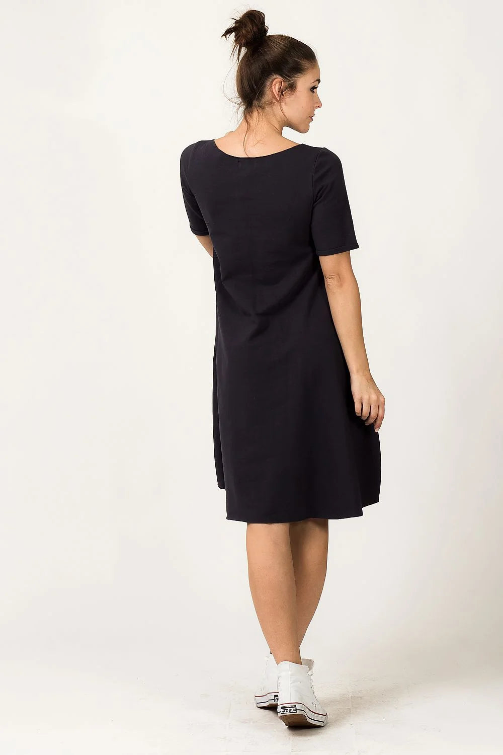 Robe grise en jersey décontractée élégante et confortable manches courtes évasée parfaite pour sorties casual