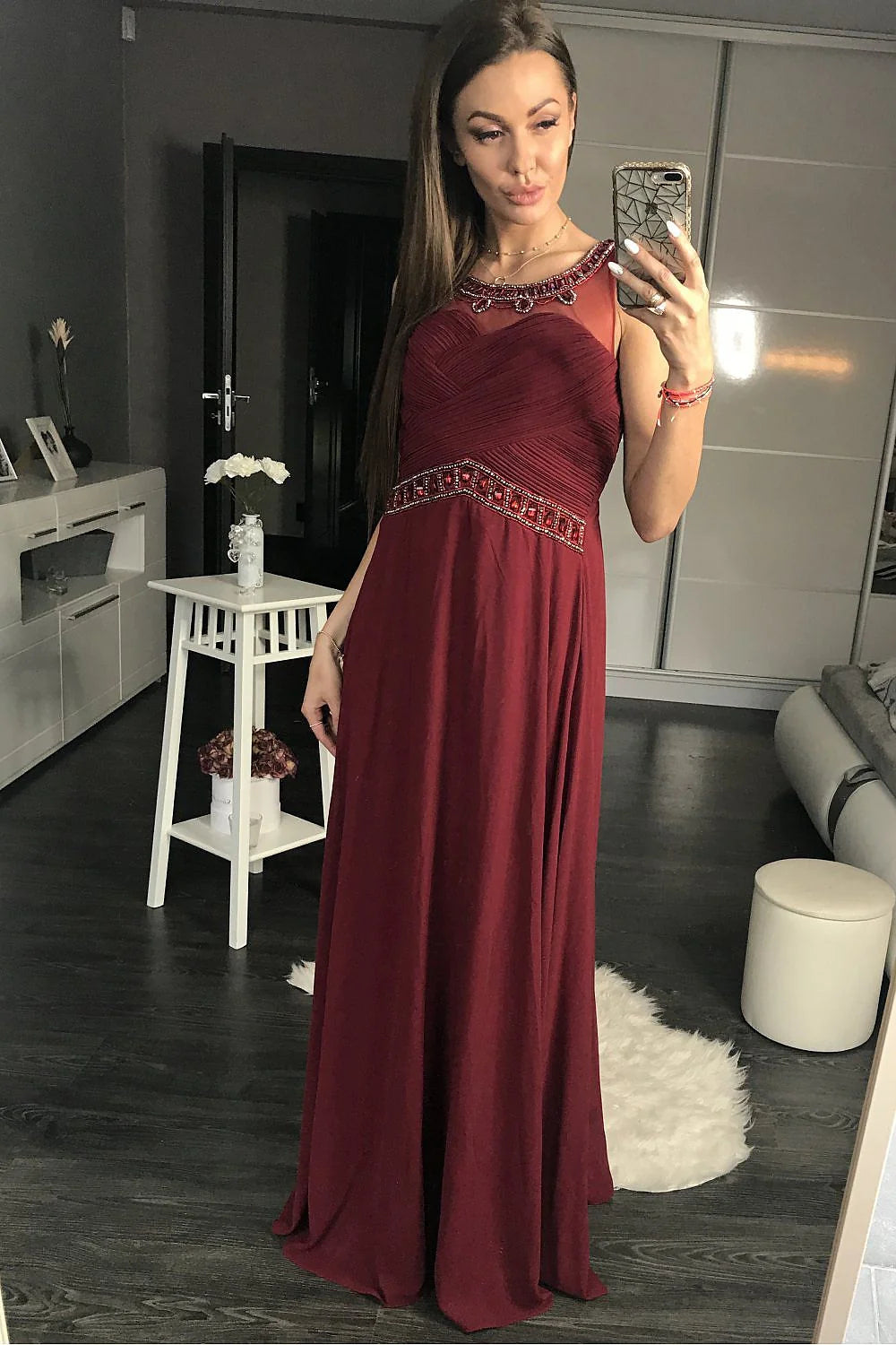 Robe longue bordeaux fluide polyester élégante sophistiquée ornements soirée spéciale femme tendance unique raffinée
