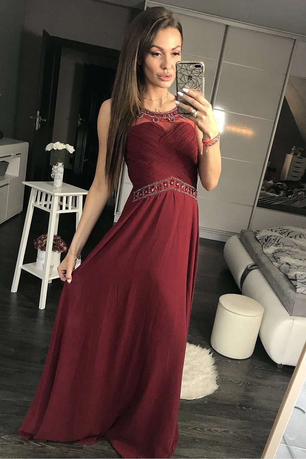 Robe longue bordeaux fluide polyester élégante sophistiquée ornements soirée spéciale femme tendance unique raffinée