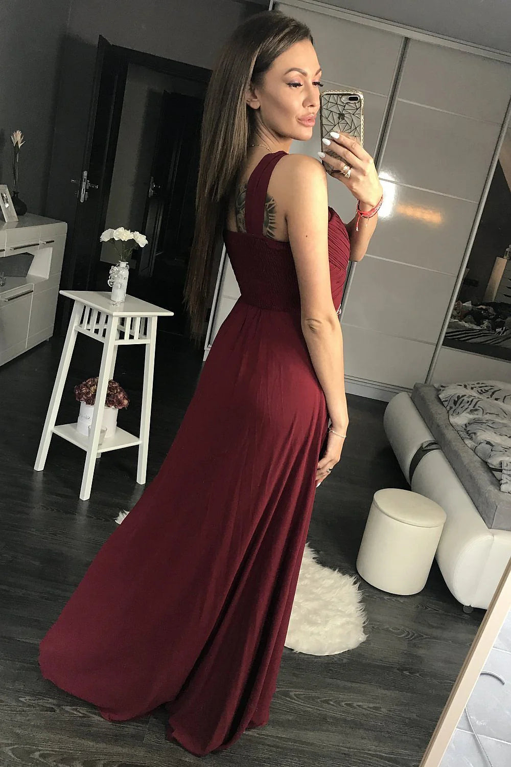 Robe longue bordeaux fluide polyester élégante sophistiquée ornements soirée spéciale femme tendance unique raffinée