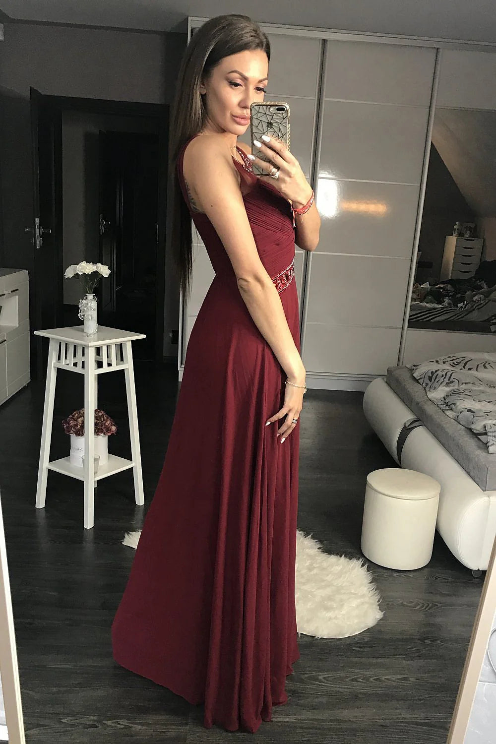 Robe longue bordeaux fluide polyester élégante sophistiquée ornements soirée spéciale femme tendance unique raffinée