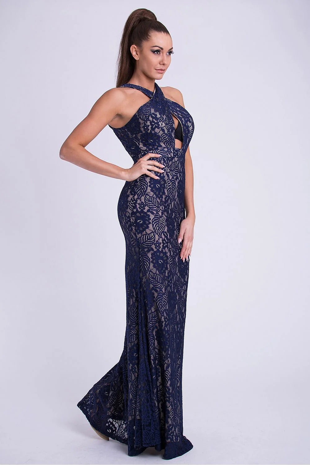 Robe longue dentelle bleu marine élégante coupe sirène broderies florales tenue soirée chic femme