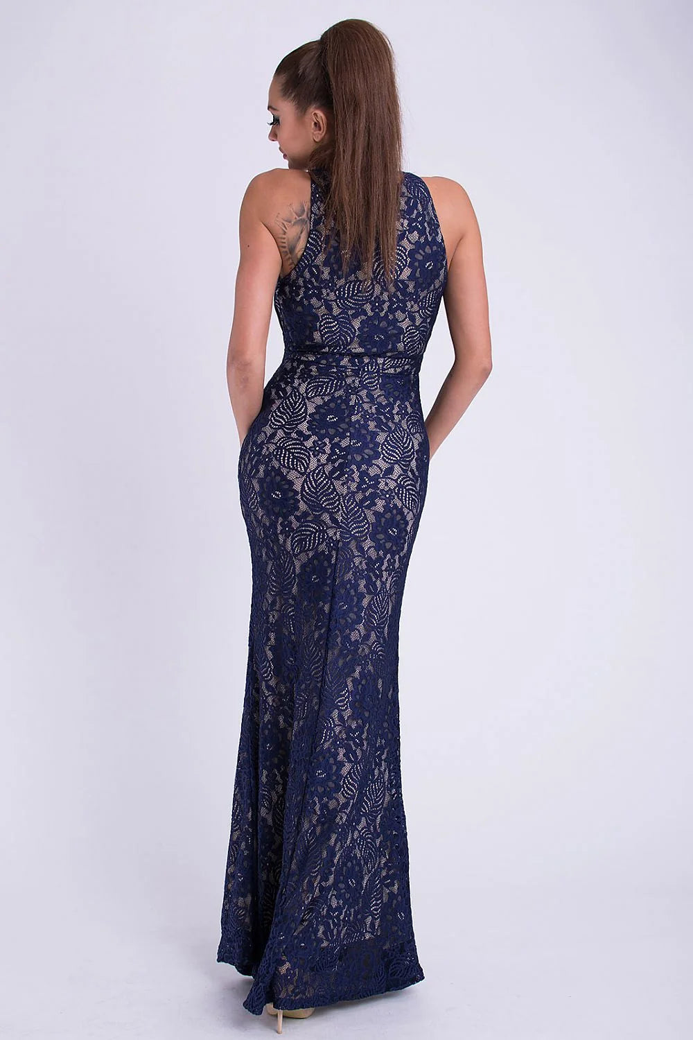 Robe longue dentelle bleu marine élégante coupe sirène broderies florales tenue soirée chic femme