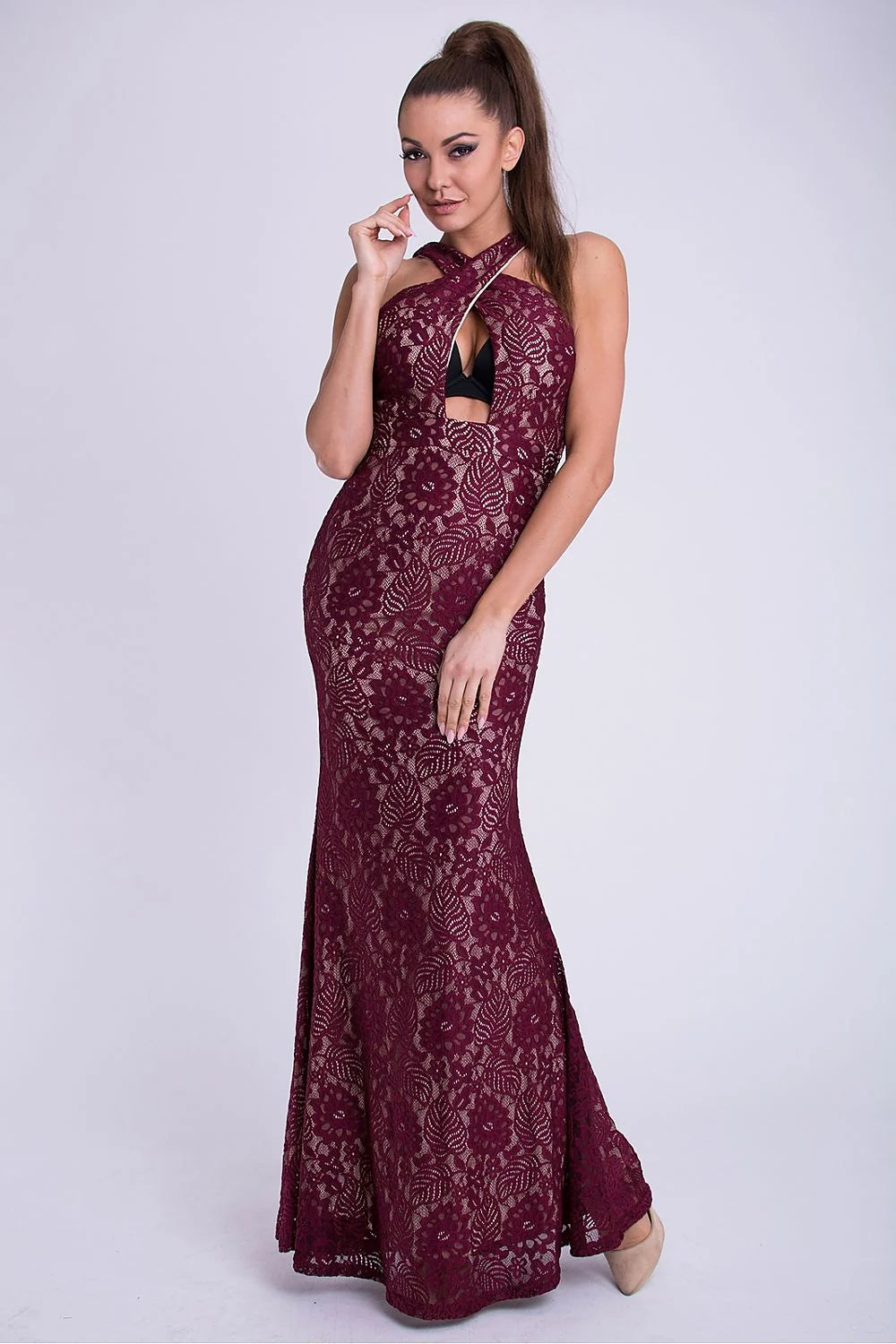 Robe longue dentelle bordeaux élégante sans manches décolleté séduisant soirée féminité silhouette raffinée femme