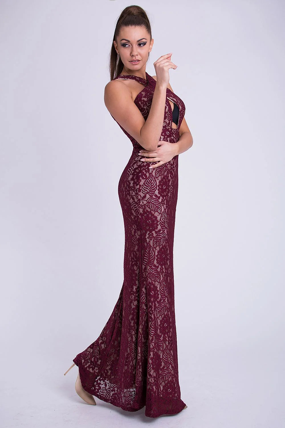 Robe longue dentelle bordeaux élégante sans manches décolleté séduisant soirée féminité silhouette raffinée femme