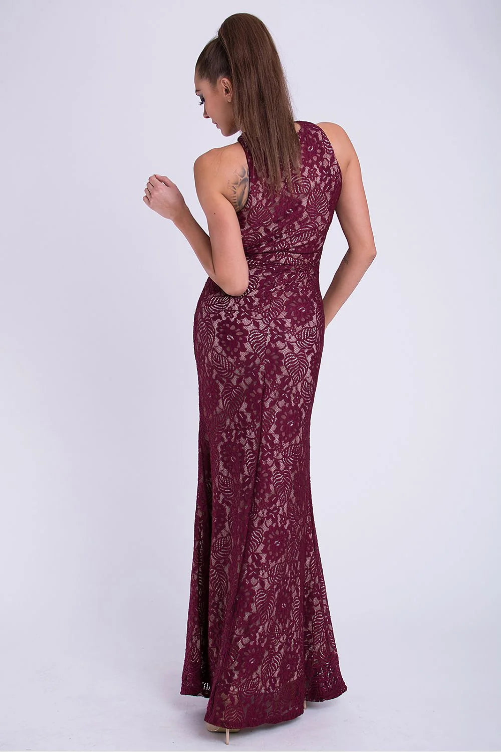 Robe longue dentelle bordeaux élégante sans manches décolleté séduisant soirée féminité silhouette raffinée femme