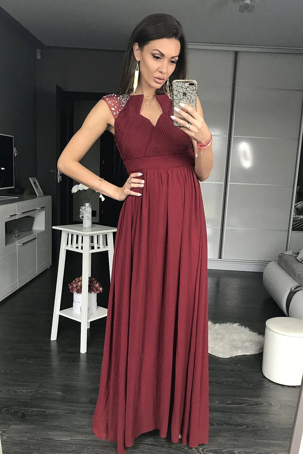 Robe longue élégante en polyester bordeaux avec manches brodées pour soirées chic et glamour