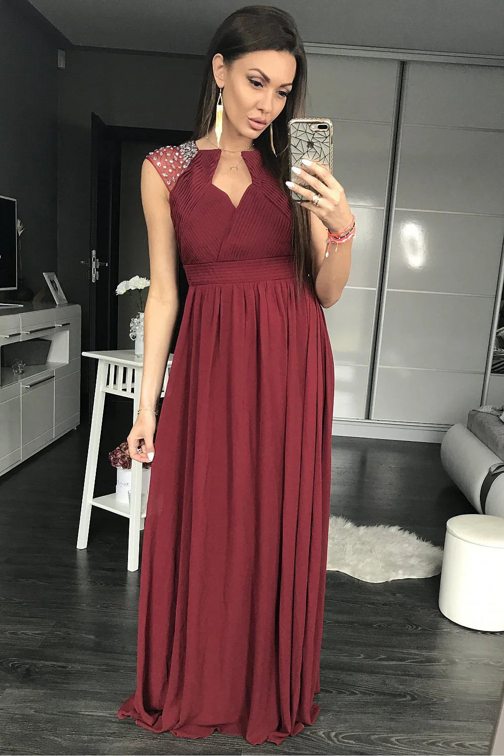 Robe longue élégante en polyester bordeaux avec manches brodées pour soirées chic et glamour